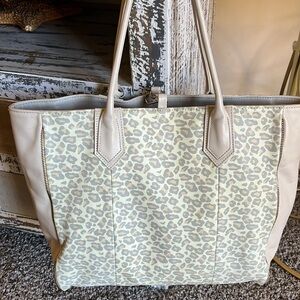 LAUREN MERKIN
Reese‎ Toffee High Gloss Leather
Zipper Trim Tote Made In U…